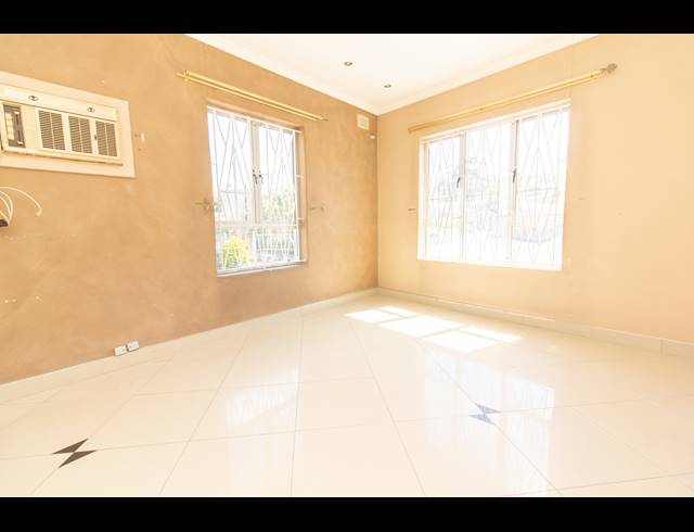 190M² BUILDING FOR SALE IN ARENA PARK